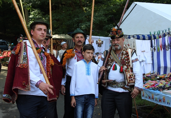 UKR-Účastníci huculského festivalu s trembitami (tradiční huculský hudební nástroj), Ukrajina